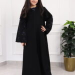 عبايه بناتي بتطريز على اكمام بورود بكحلي واسود