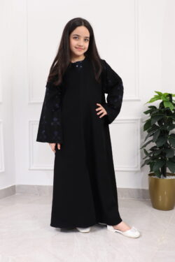 عبايه بناتي بتطريز على اكمام بورود بكحلي واسود