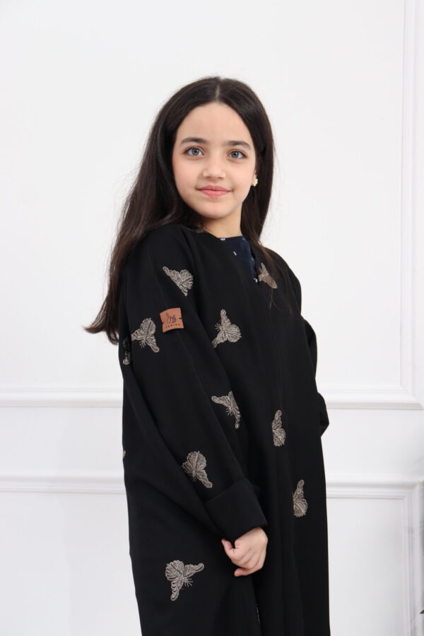 ⁦عبايه بناتي بتطريز فراشه كامل بلون النحاسي⁩ - الصورة ⁦2⁩