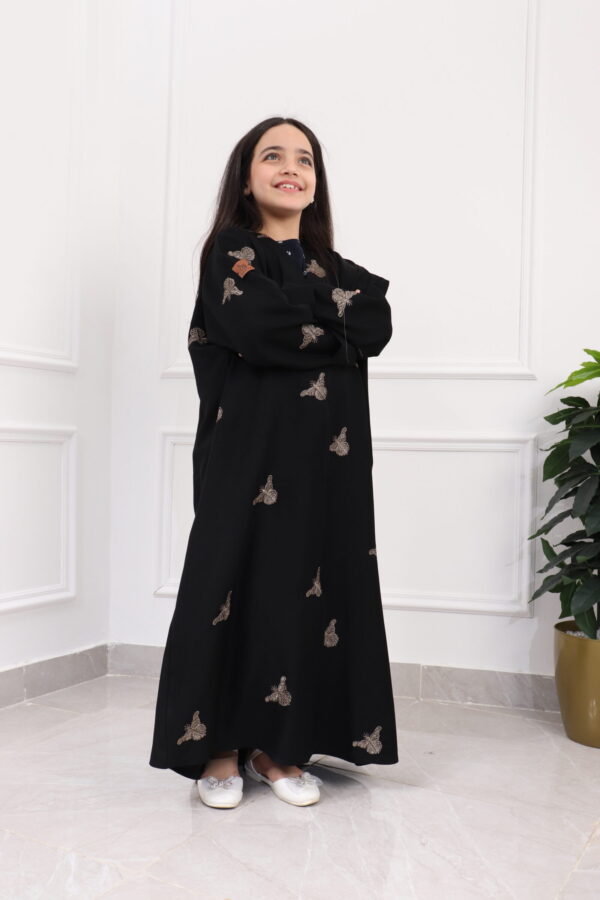 ⁦عبايه بناتي بتطريز فراشه كامل بلون النحاسي⁩ - الصورة ⁦3⁩