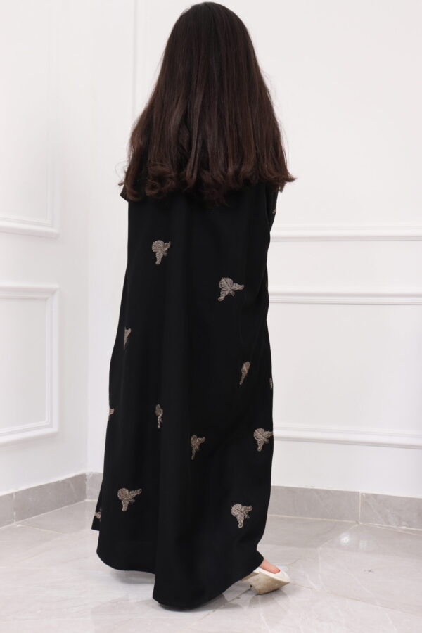 ⁦عبايه بناتي بتطريز فراشه كامل بلون النحاسي⁩ - الصورة ⁦4⁩