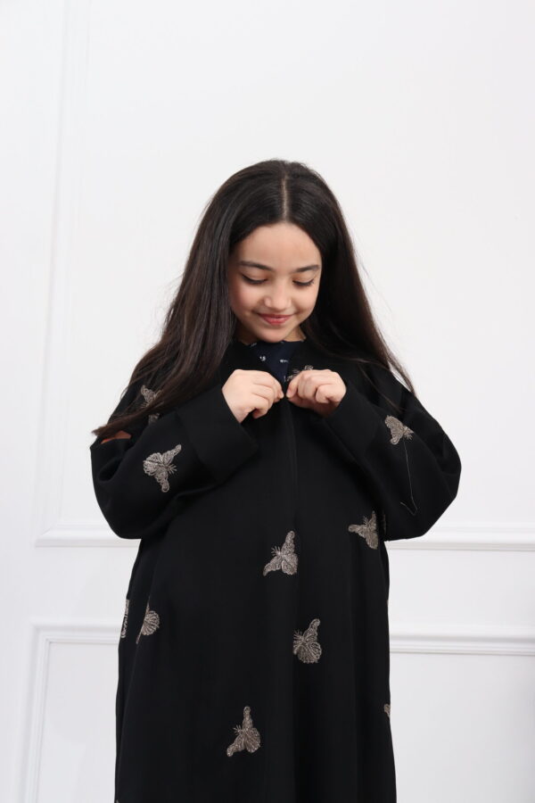 ⁦عبايه بناتي بتطريز فراشه كامل بلون النحاسي⁩ - الصورة ⁦7⁩