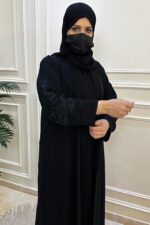 ⁦عبايه مطرزه من خلف مبتكره بلاسود⁩ - الصورة ⁦4⁩