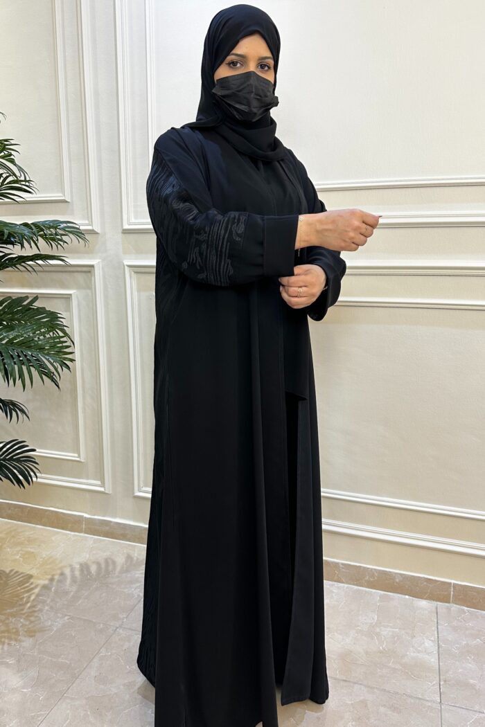 ⁦عبايه مطرزه من خلف مبتكره بلاسود⁩ - الصورة ⁦5⁩