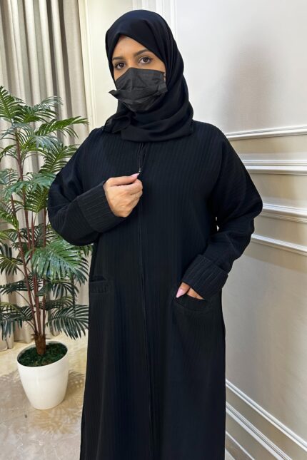 عبايه فكرو محدد بشريط على جيوب من امام
