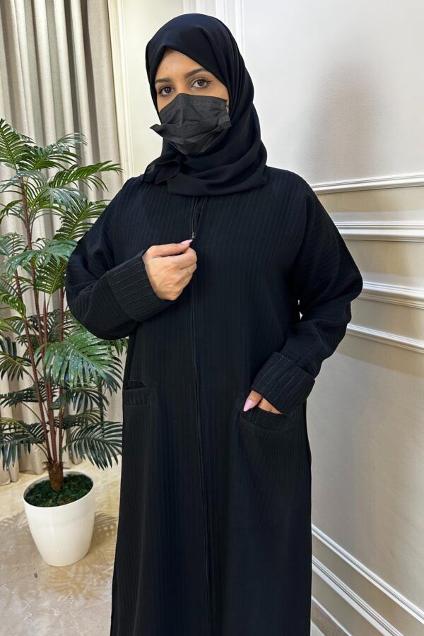 ⁦عبايه فكرو محدد بشريط على جيوب من امام⁩ - الصورة ⁦7⁩