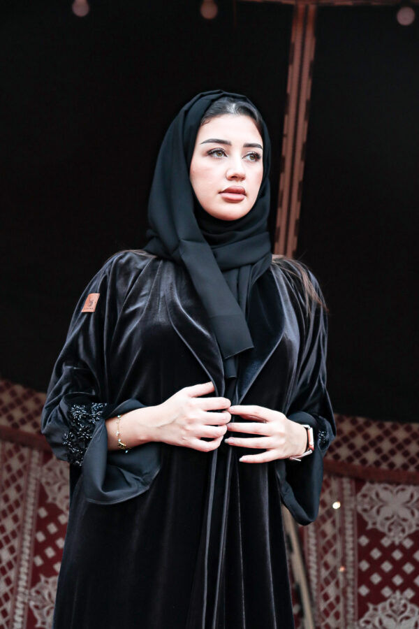 ⁦عباية مخمل بياقه كلوش بتطريز شك اسود على اكمام⁩ - الصورة ⁦12⁩
