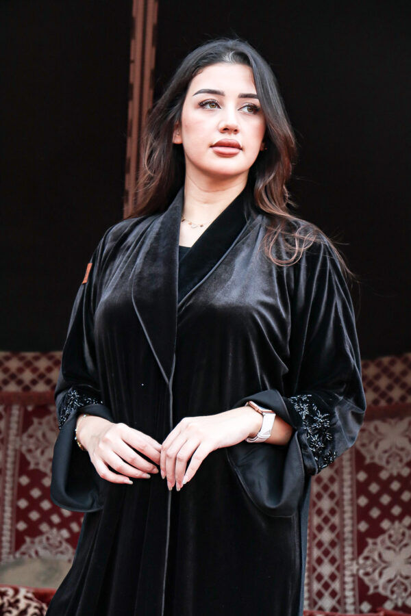 ⁦عباية مخمل بياقه كلوش بتطريز شك اسود على اكمام⁩ - الصورة ⁦4⁩