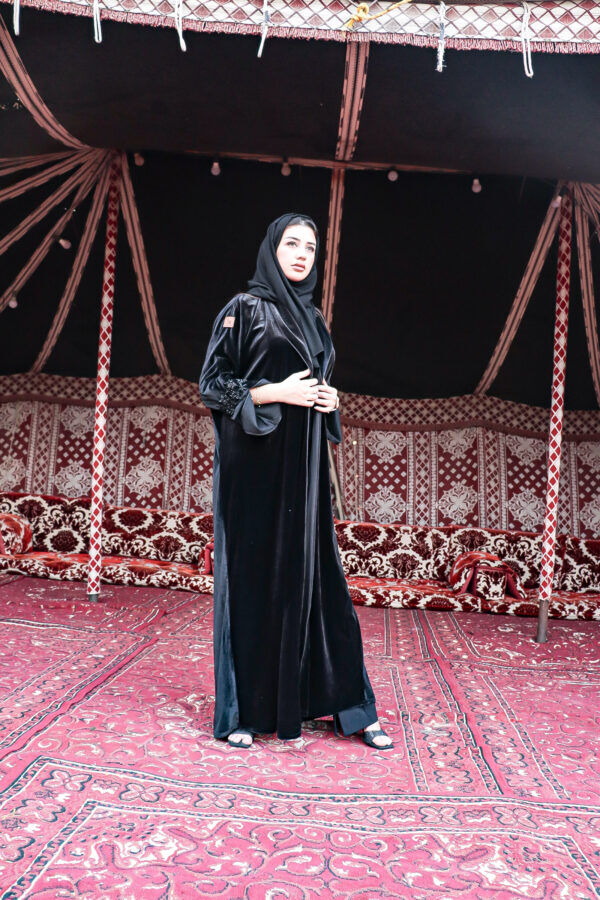 ⁦عباية مخمل بياقه كلوش بتطريز شك اسود على اكمام⁩ - الصورة ⁦10⁩