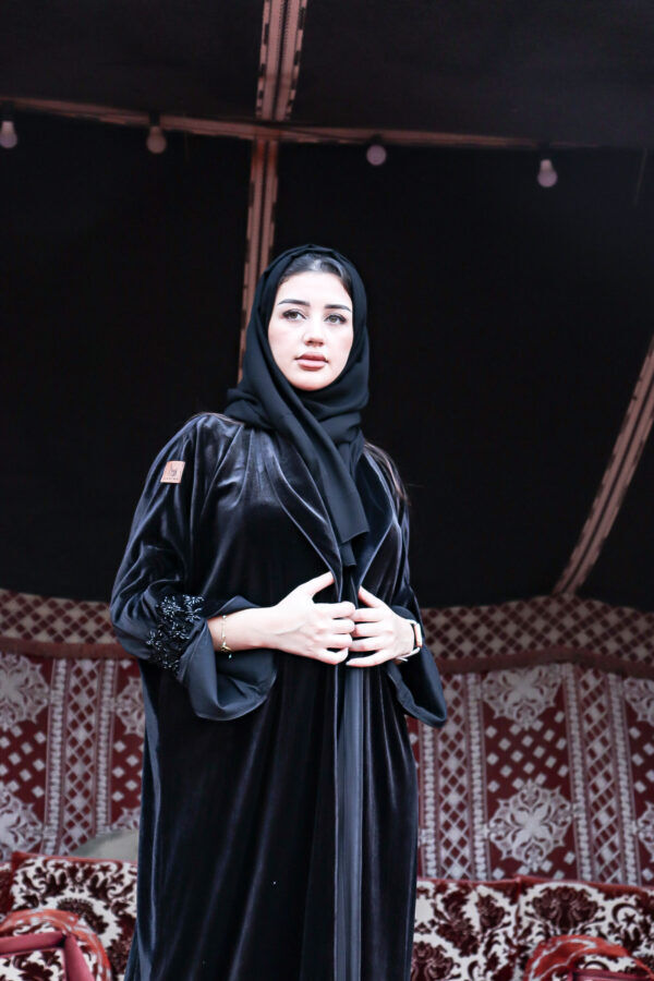 ⁦عباية مخمل بياقه كلوش بتطريز شك اسود على اكمام⁩ - الصورة ⁦11⁩