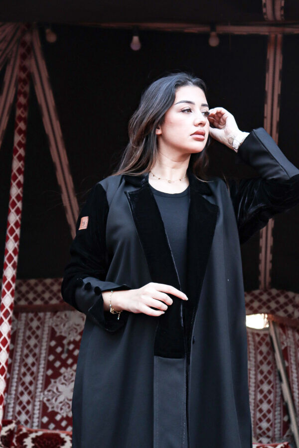 ⁦عبايه كتان بكم ولياقه قطيفه⁩ - الصورة ⁦2⁩