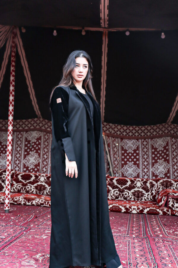 ⁦عبايه كتان بكم ولياقه قطيفه⁩ - الصورة ⁦3⁩