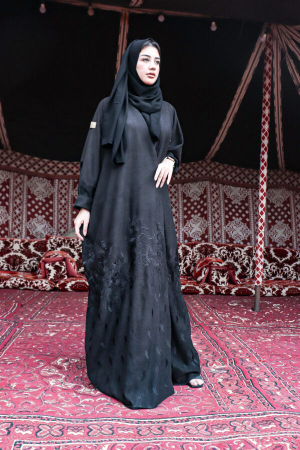 ⁦عبايه نص بشت شمواه بتطرير اسود من اسفل عبايه⁩ - الصورة ⁦5⁩