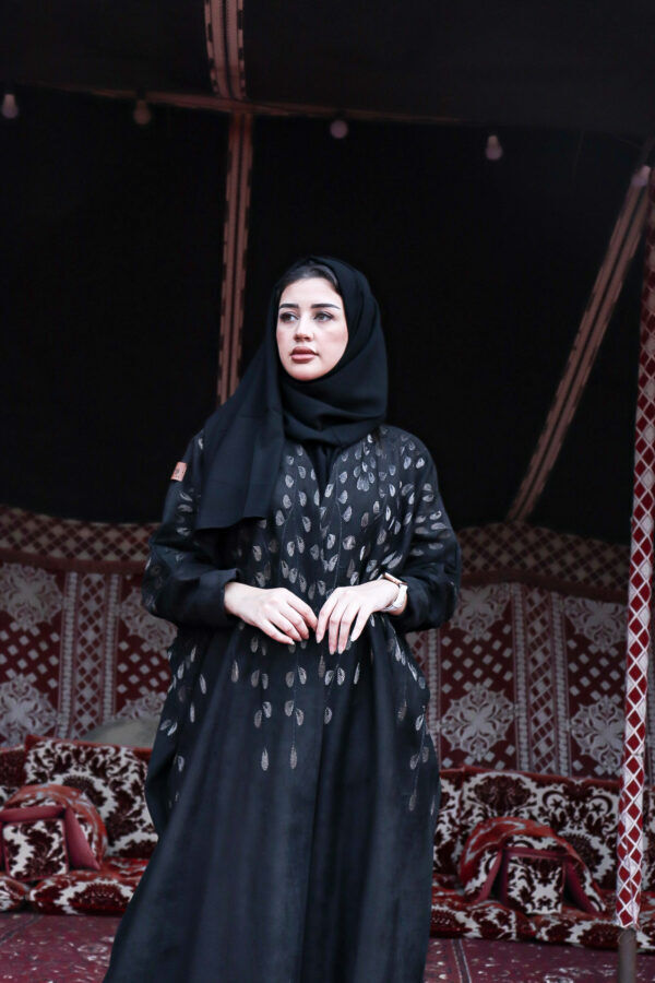 ⁦عبايه شمواه لف بتطريز نحاسي و اسود على شكل ورق شجر⁩ - الصورة ⁦8⁩