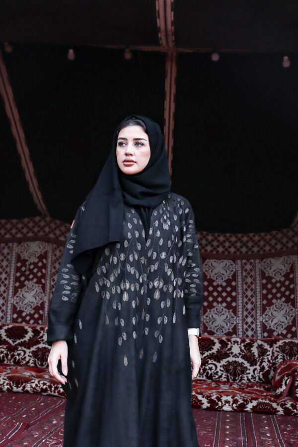 ⁦عبايه شمواه لف بتطريز نحاسي و اسود على شكل ورق شجر⁩ - الصورة ⁦9⁩