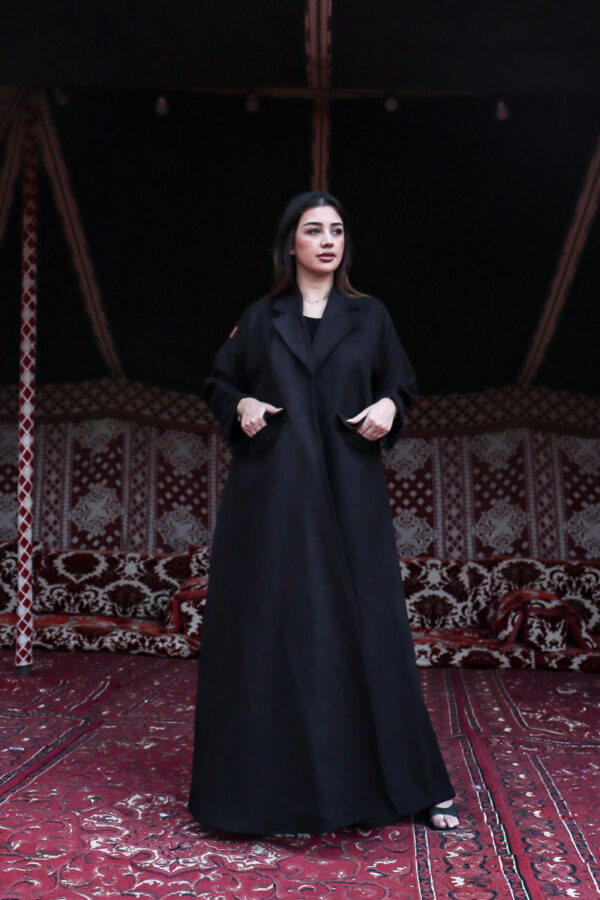 ⁦عباية شتوية رسمية جوخ بقصة ربع كلوش⁩ - الصورة ⁦8⁩