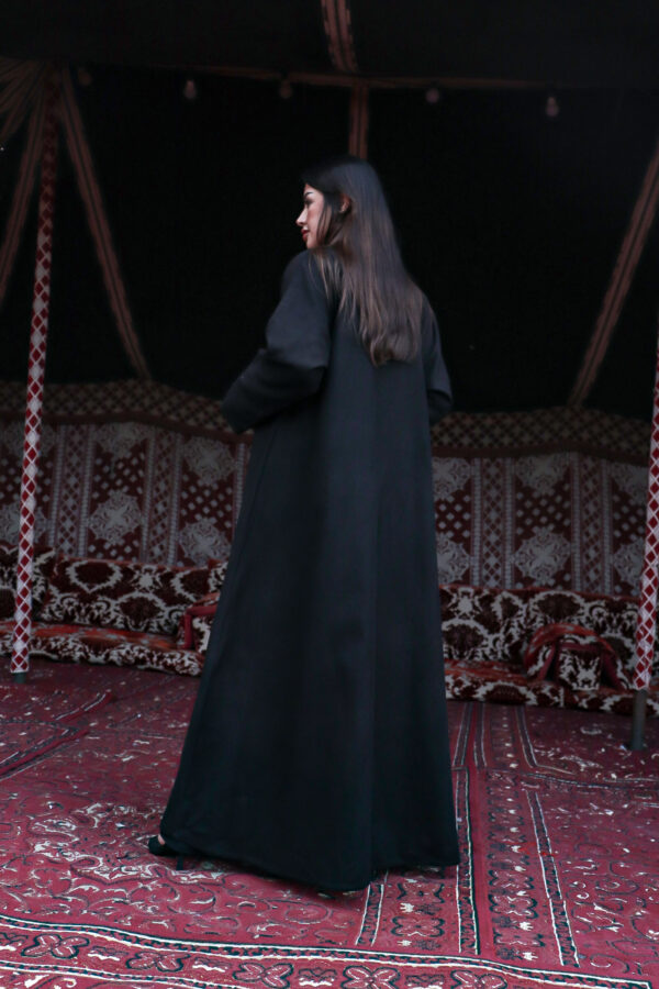 ⁦عباية شتوية رسمية جوخ بقصة ربع كلوش⁩ - الصورة ⁦10⁩