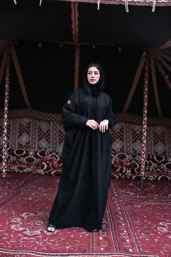 ⁦عبايه شامواه بشت بتطريز اسود على اكتاف⁩ - الصورة ⁦2⁩