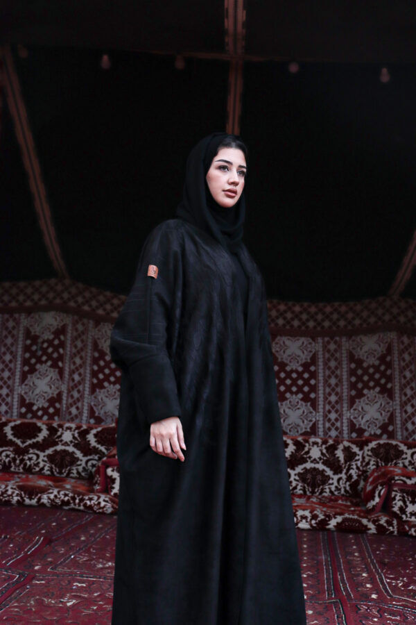 ⁦عبايه شامواه بشت بتطريز اسود على اكتاف⁩ - الصورة ⁦3⁩