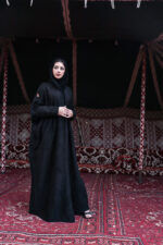 ⁦عبايه شامواه بشت بتطريز اسود على اكتاف⁩ - الصورة ⁦5⁩