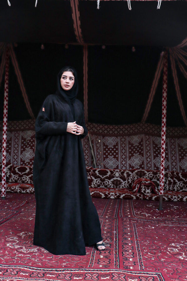⁦عبايه شامواه بشت بتطريز اسود على اكتاف⁩ - الصورة ⁦5⁩