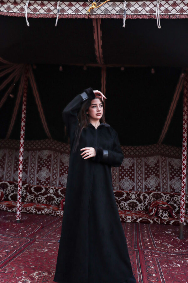 ⁦عبايه شامواه بقبوع اسود فرو⁩ - الصورة ⁦4⁩