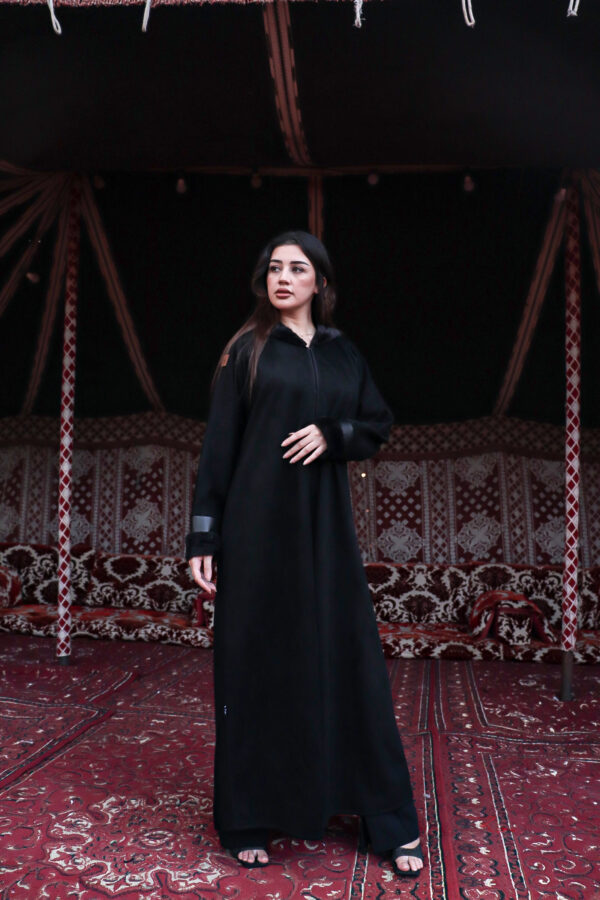 ⁦عبايه شامواه بقبوع اسود فرو⁩ - الصورة ⁦7⁩