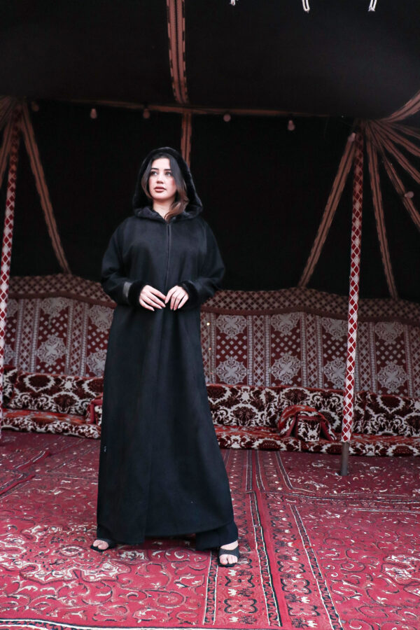 ⁦عبايه شامواه بقبوع اسود فرو⁩ - الصورة ⁦10⁩