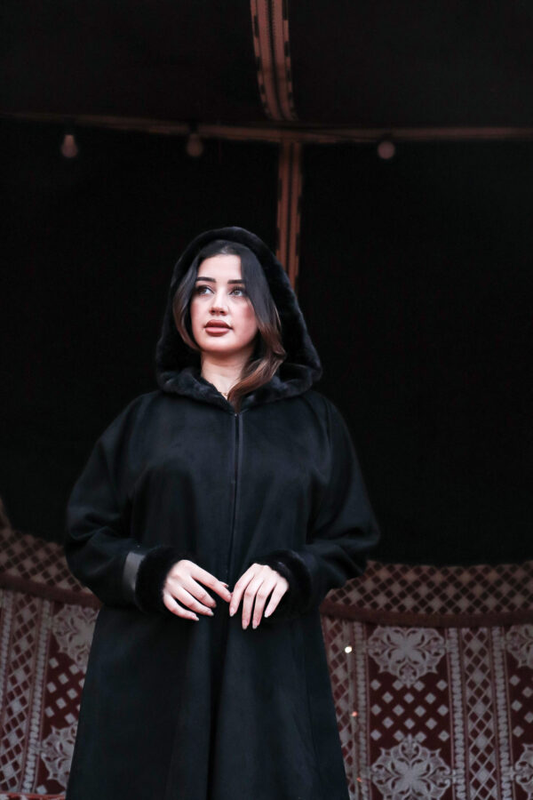 ⁦عبايه شامواه بقبوع اسود فرو⁩ - الصورة ⁦11⁩