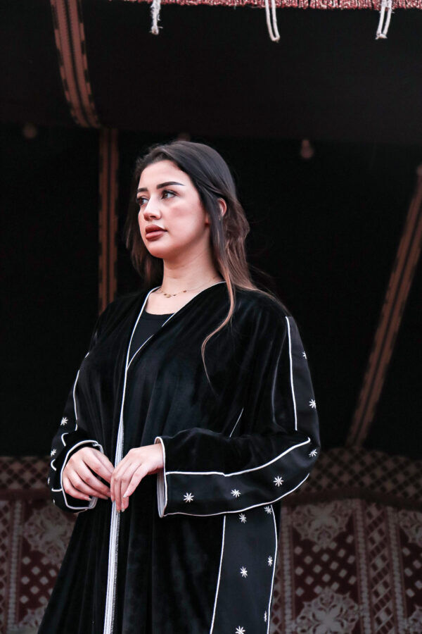 ⁦عبايه مخمل بتطرير على اجناب واكتاف بلون ابيض⁩ - الصورة ⁦4⁩