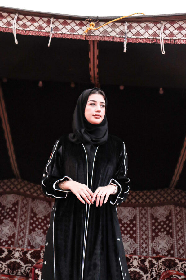 ⁦عبايه مخمل بتطرير على اجناب واكتاف بلون ابيض⁩ - الصورة ⁦7⁩