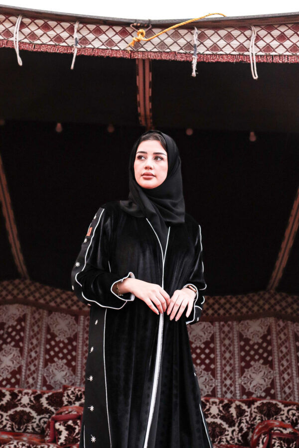 ⁦عبايه مخمل بتطرير على اجناب واكتاف بلون ابيض⁩ - الصورة ⁦8⁩