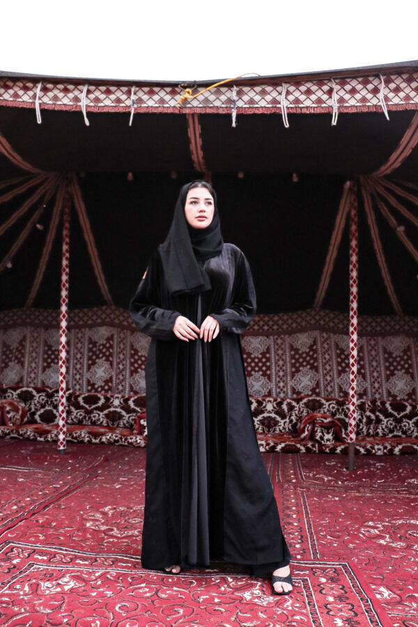 ⁦عبايه مخمل بتطرير على اجناب واكتاف بلون اسود⁩ - الصورة ⁦6⁩