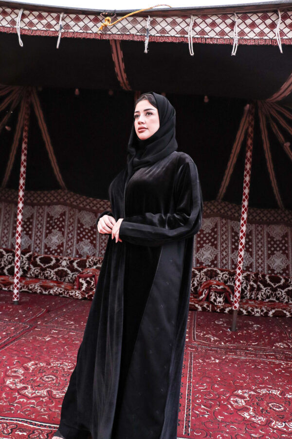 ⁦عبايه مخمل بتطرير على اجناب واكتاف بلون اسود⁩ - الصورة ⁦4⁩
