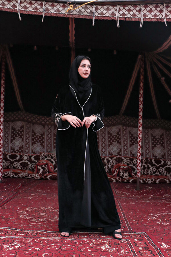 ⁦عباية مخمل بياقه كلوش بتطريز شك ابيض على اكمام⁩ - الصورة ⁦2⁩