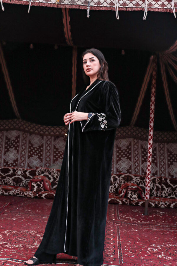⁦عباية مخمل بياقه كلوش بتطريز شك ابيض على اكمام⁩ - الصورة ⁦7⁩