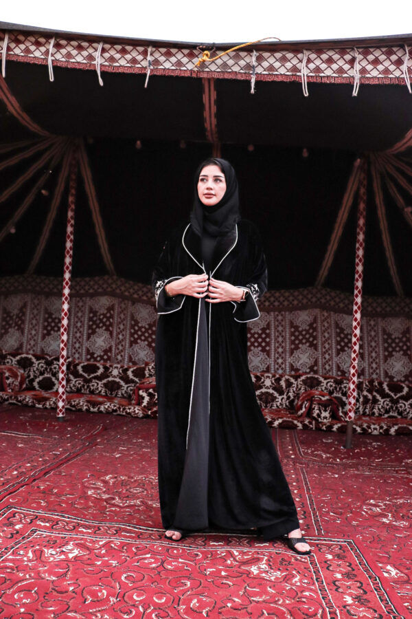 ⁦عباية مخمل بياقه كلوش بتطريز شك ابيض على اكمام⁩ - الصورة ⁦10⁩
