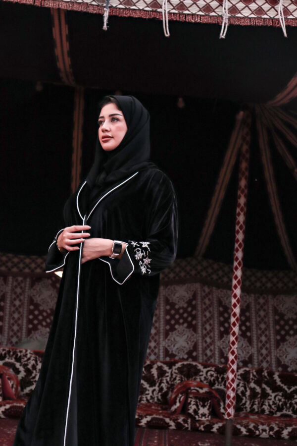 ⁦عباية مخمل بياقه كلوش بتطريز شك ابيض على اكمام⁩ - الصورة ⁦11⁩