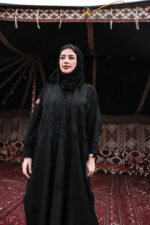 عباية نص بشت شمواه بتطرير اسود على الاكتاف بتطريز على شكل جذور