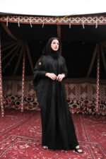 ⁦عباية نص بشت شمواه بتطرير اسود على الاكتاف بتطريز على شكل جذور⁩ - الصورة ⁦5⁩