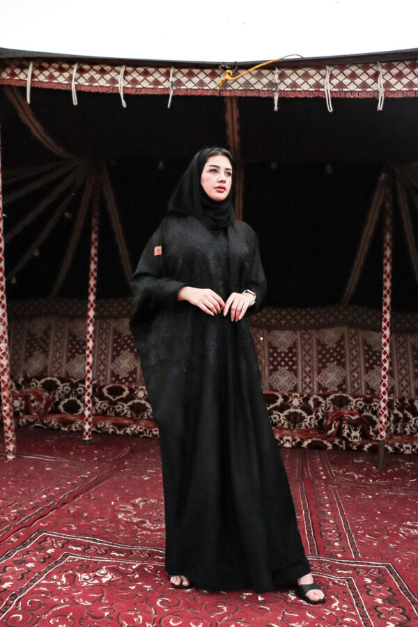 ⁦عباية نص بشت شمواه بتطرير اسود على الاكتاف بتطريز على شكل جذور⁩ - الصورة ⁦5⁩