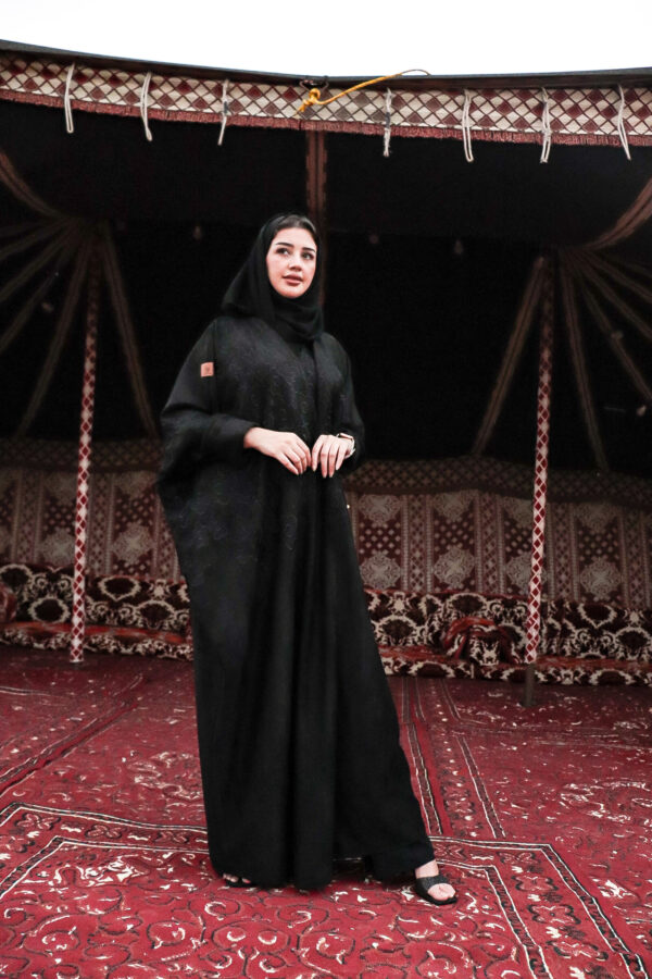 ⁦عباية نص بشت شمواه بتطرير اسود على الاكتاف بتطريز على شكل جذور⁩ - الصورة ⁦6⁩