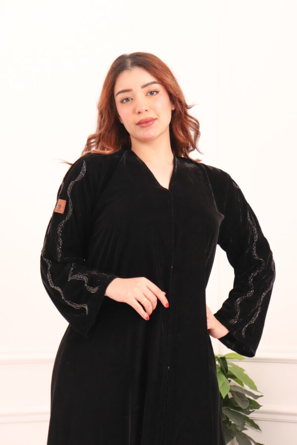 ⁦عباية مخمل بتطريز شك اسود على اكتاف⁩ - الصورة ⁦4⁩