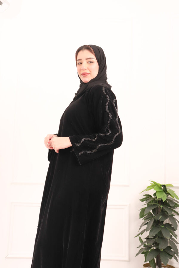 ⁦عباية مخمل بتطريز شك اسود على اكتاف⁩ - الصورة ⁦2⁩