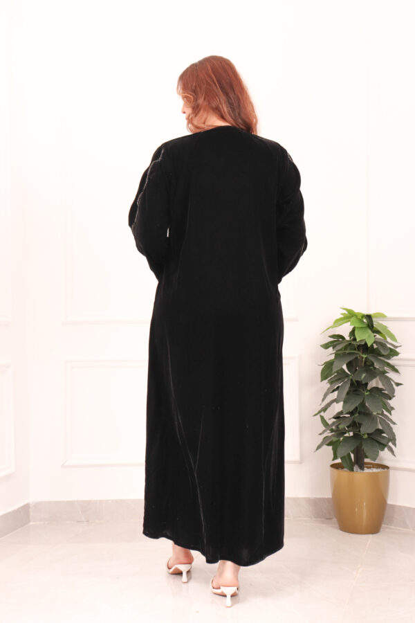 ⁦عباية مخمل بتطريز شك اسود على اكتاف⁩ - الصورة ⁦5⁩