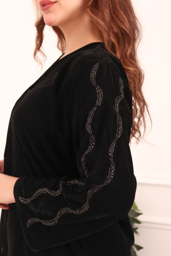 ⁦عباية مخمل بتطريز شك اسود على اكتاف⁩ - الصورة ⁦6⁩