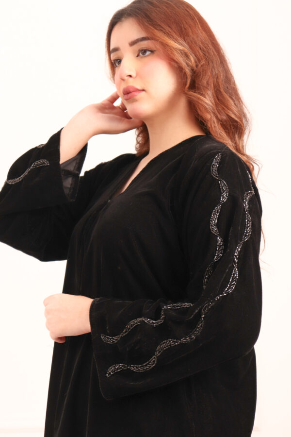 ⁦عباية مخمل بتطريز شك اسود على اكتاف⁩ - الصورة ⁦8⁩