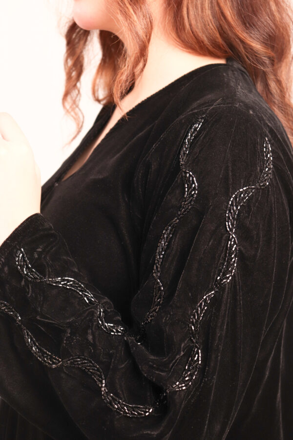 ⁦عباية مخمل بتطريز شك اسود على اكتاف⁩ - الصورة ⁦9⁩