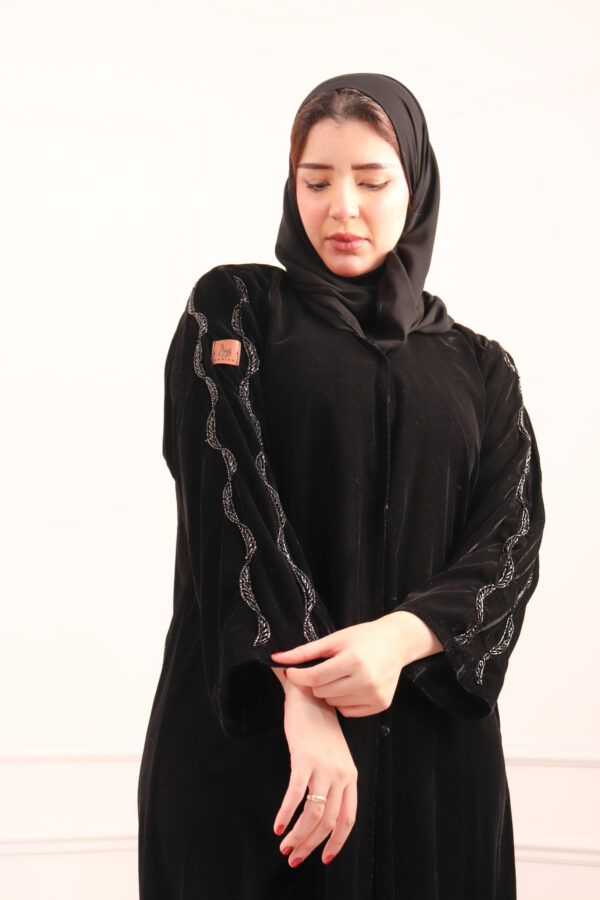 ⁦عباية مخمل بتطريز شك اسود على اكتاف⁩ - الصورة ⁦11⁩