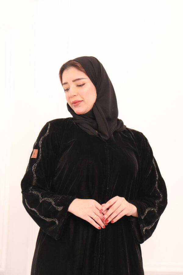 ⁦عباية مخمل بتطريز شك اسود على اكتاف⁩ - الصورة ⁦12⁩